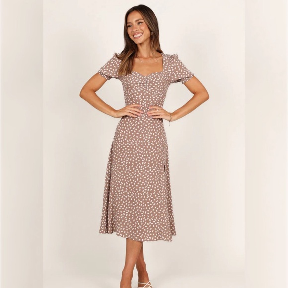 Retal & Pup Dresses & Skirts - Petal & Pup Franklin Print Puff Sleeve Midi Dress Mocha Size 6 🌸
